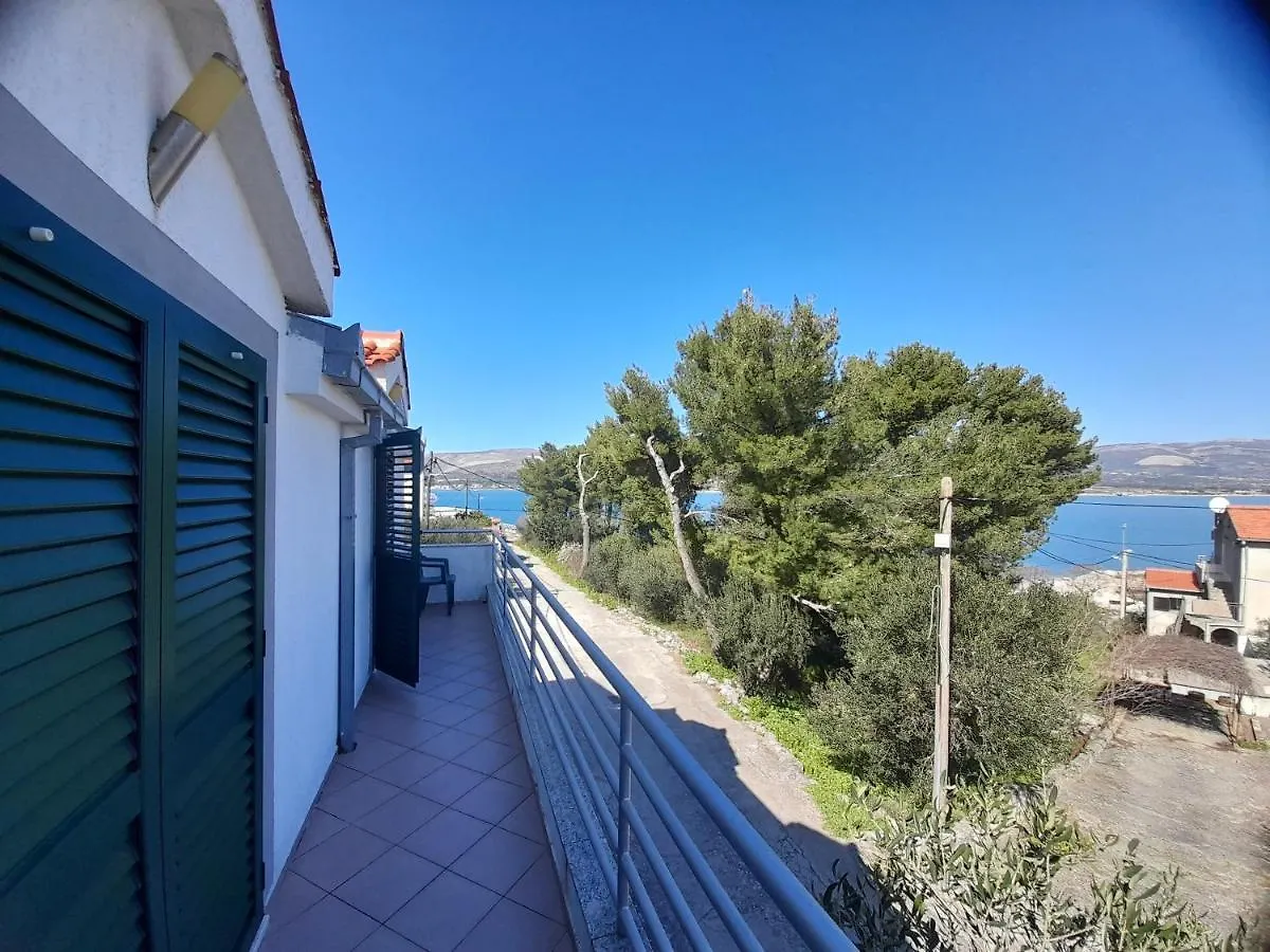 Guest house Apartments Lucija Arbanija