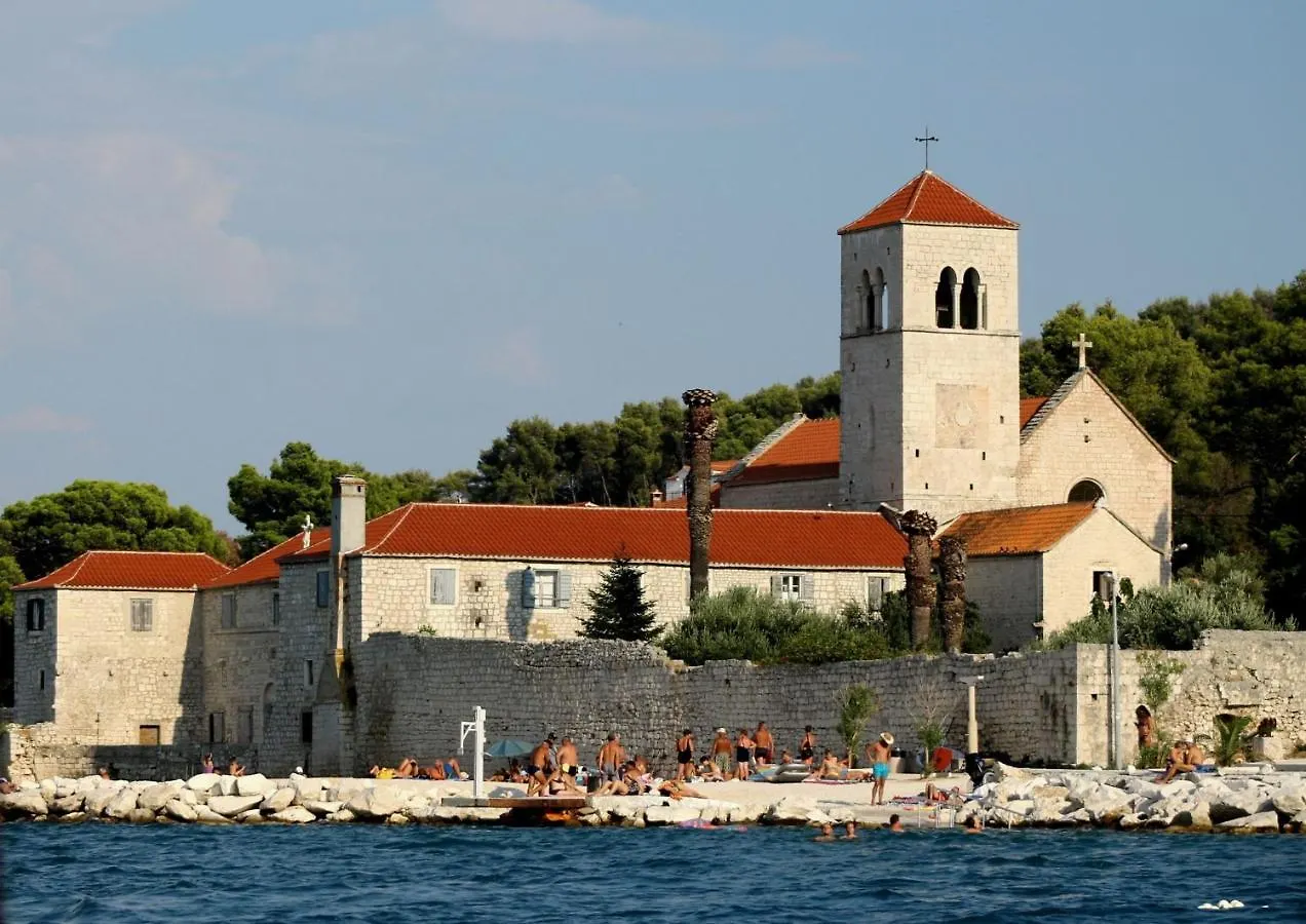 Guest house Apartments Lucija Arbanija