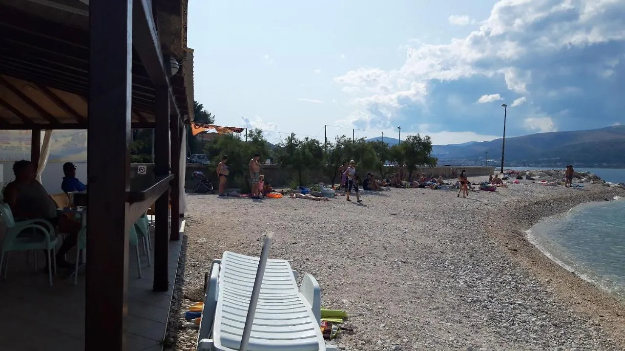 Guest house Apartments Lucija Arbanija