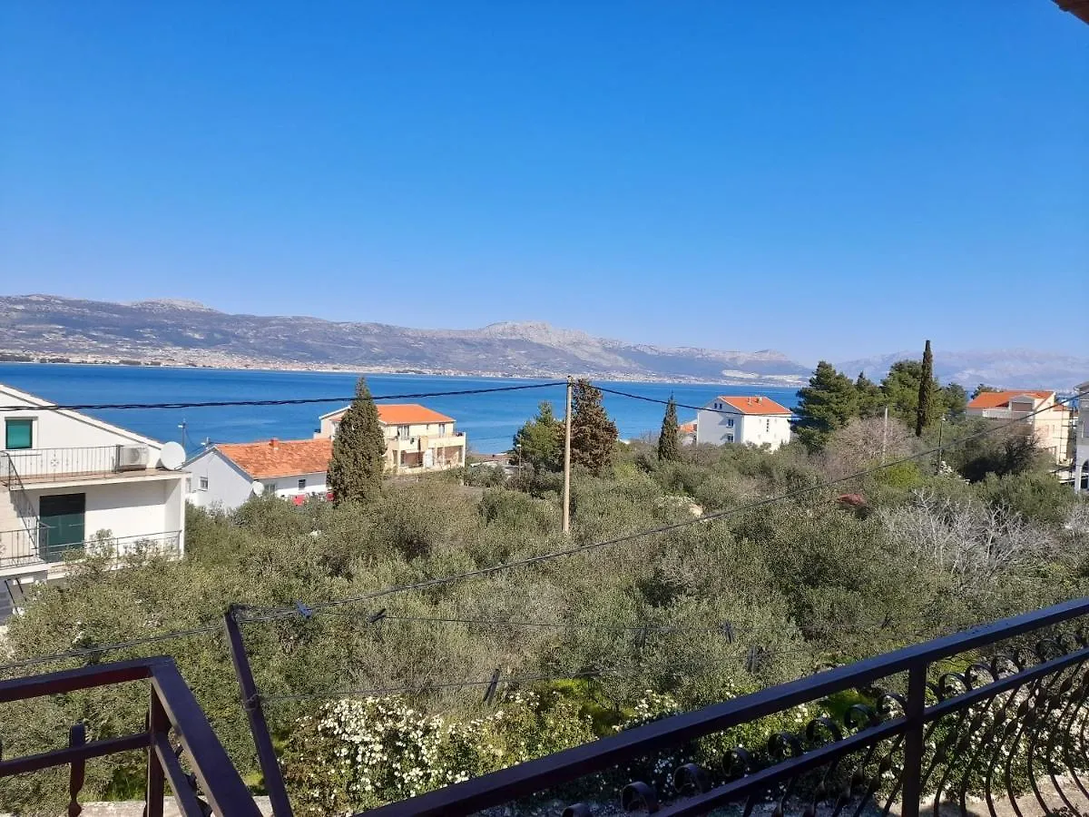 Guest house Apartments Lucija Arbanija